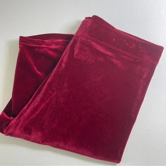 NWT Fabletics High Waisted Velour Bike Short 9" Cherry Burst - Size XL NWT - Picture 3 of 5